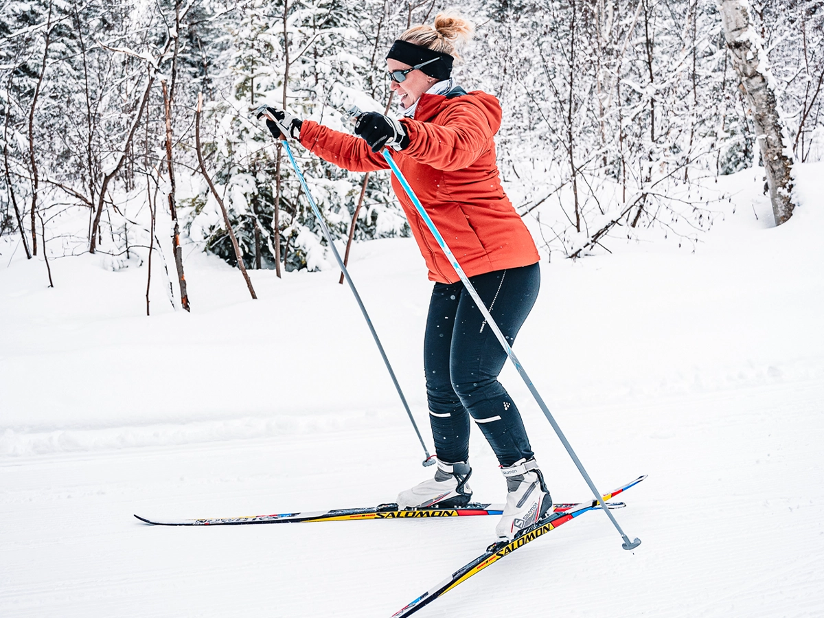 Une femme fait du ski de fond
