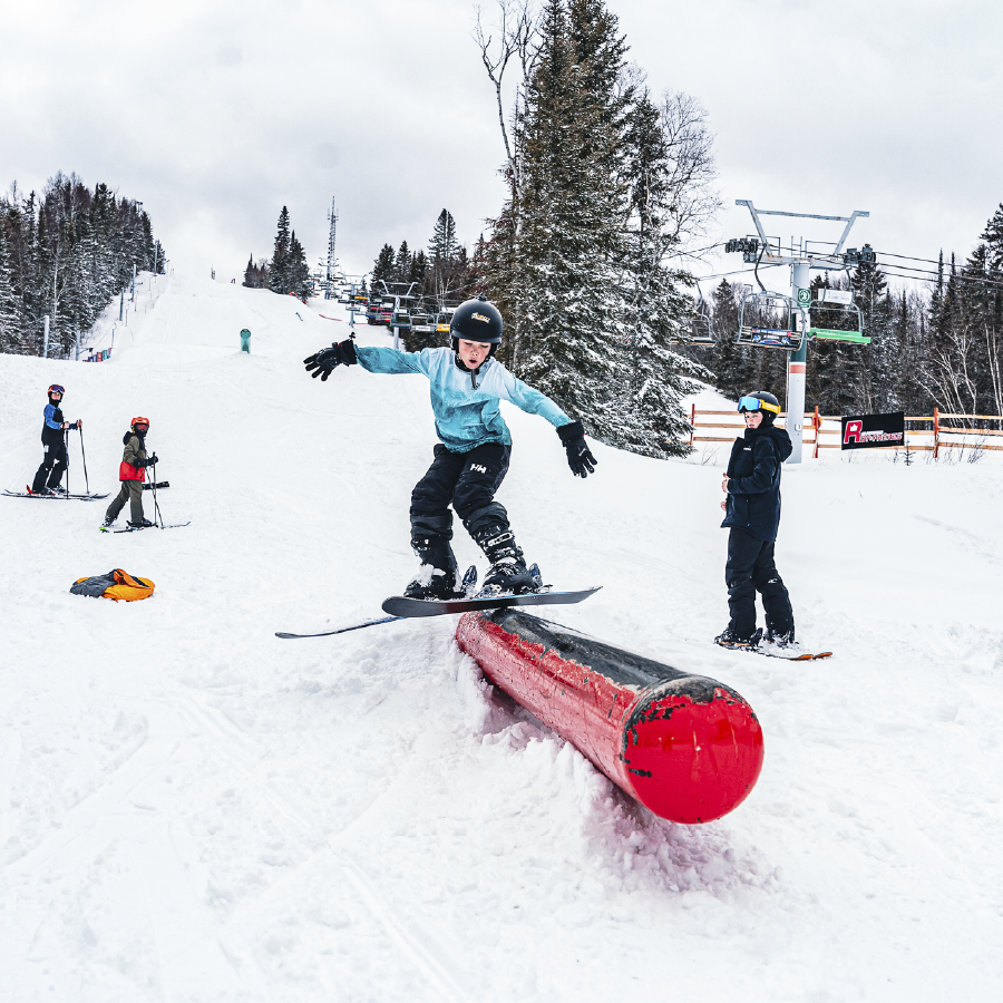 Un groupe d'adolescent profite des installations du snowpark