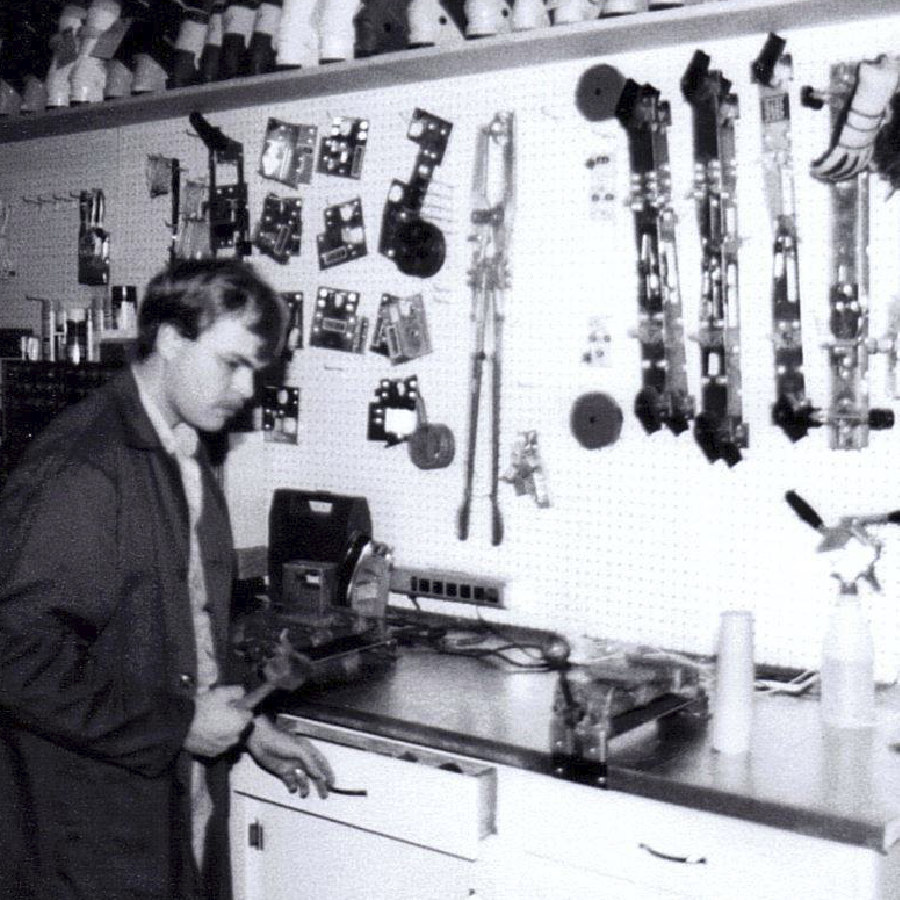 Photo d'archives d'un homme dans un atelier de réparation