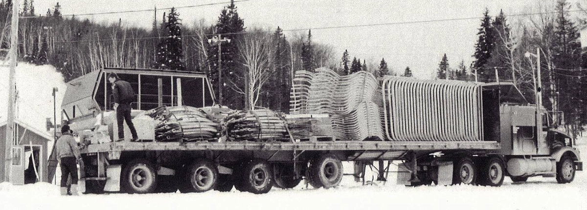 Image d'archives d'un camion de livraison chargé de télésièges