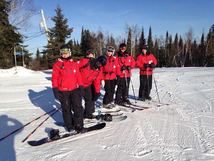 L'équipe de la patrouille en skis et planche à neige