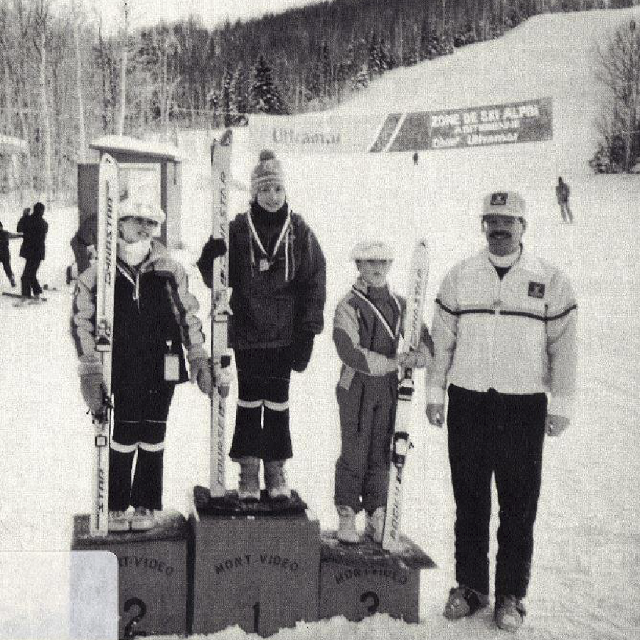 Image d'archives d'un podium avec trois skieuse et un homme