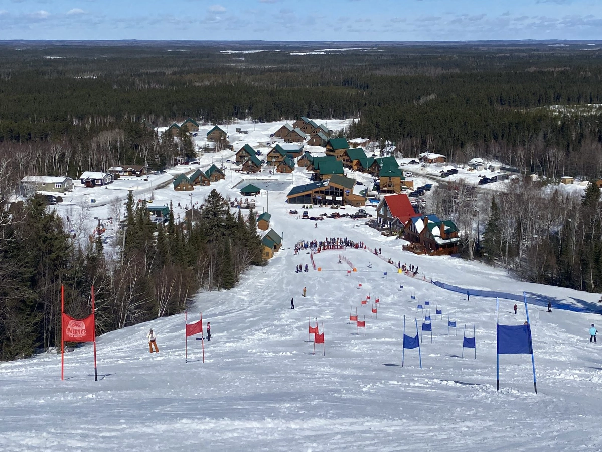 Vue de la montagne et des pentes avec les drapeaux de slalom dans la piste