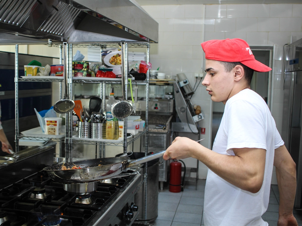 Un jeune employé en cuisine