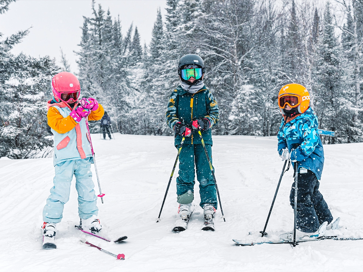 Trois enfants à ski
